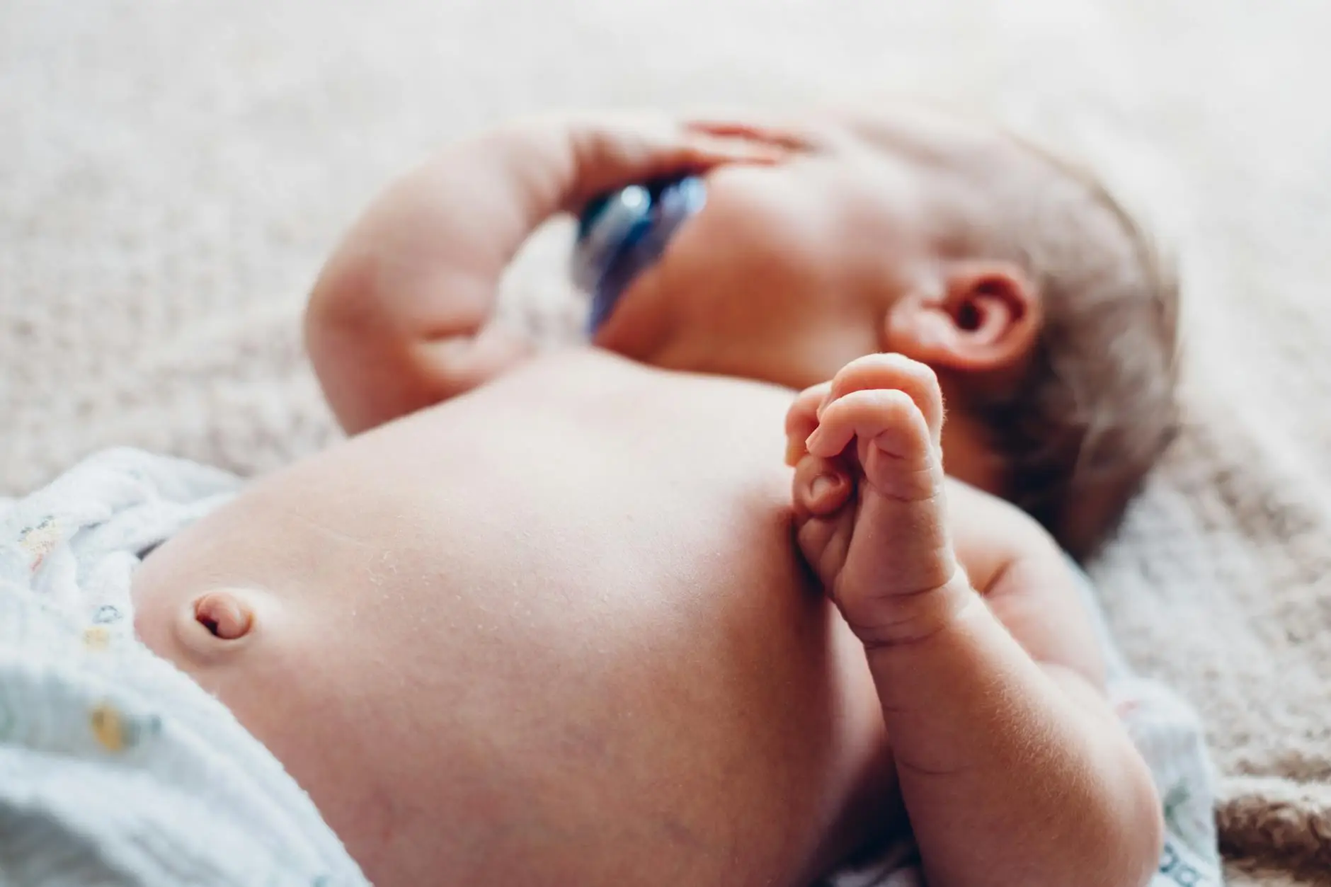 Gambar ilustrasi bayi yang sehat dan bahagia setelah mengatasi perut kembung secara alami dengan cara-cara tradisional yang efektif dan aman bagi kesehatan bayi