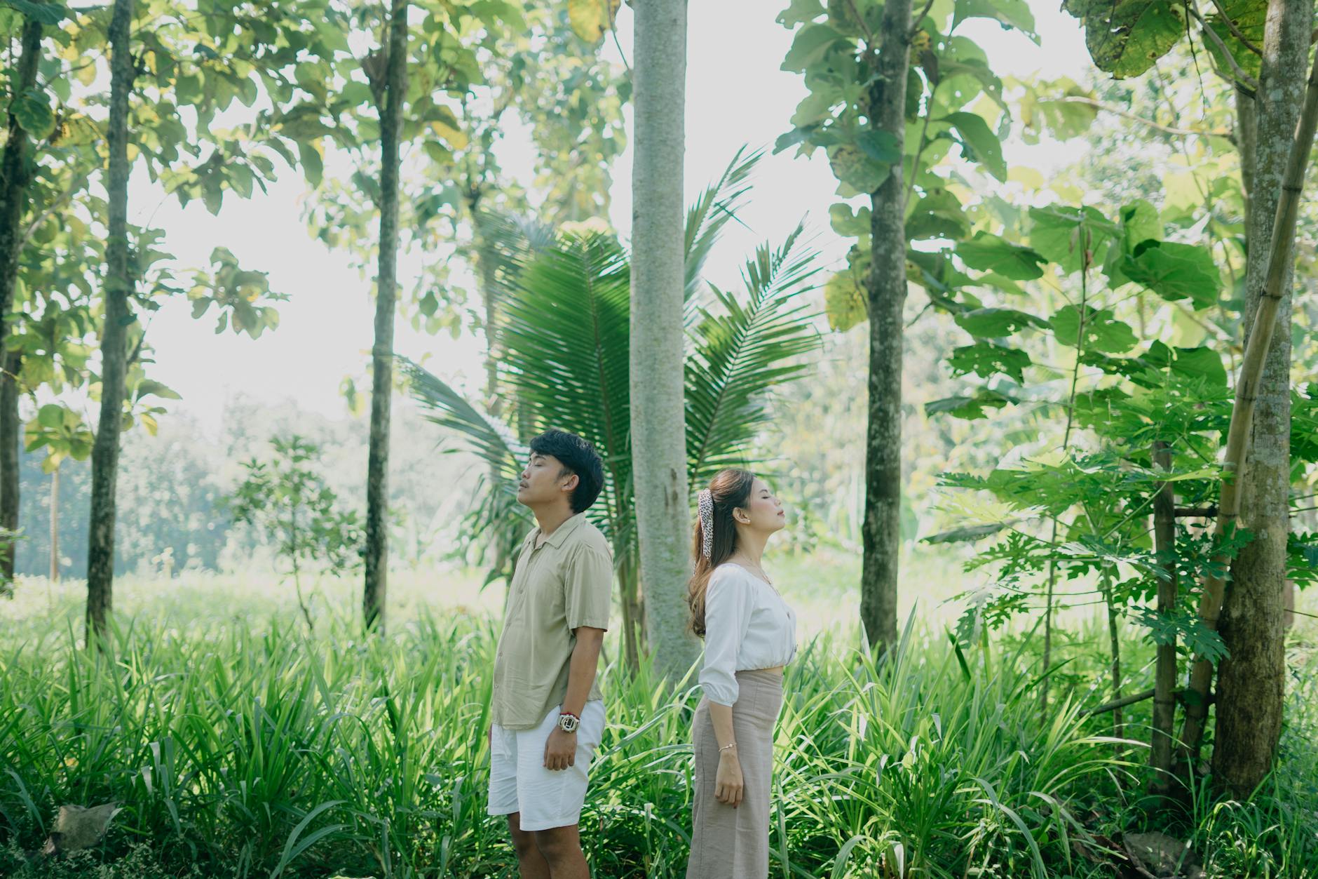 Gambar orang tua yang sehat dan bahagia hidup di pedesaan dengan lingkungan alam yang asri dan segar untuk menggambarkan rahasia panjang umur dengan kembali ke alam