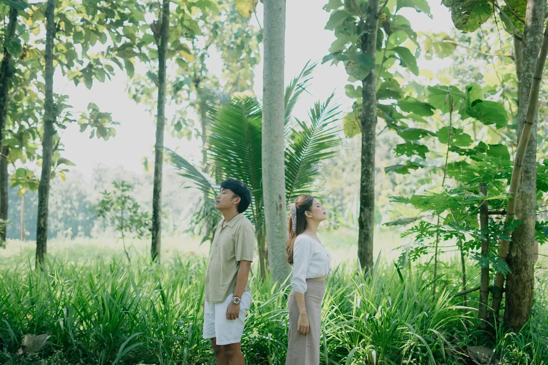 Gambar orang tua yang sehat dan bahagia hidup di pedesaan dengan lingkungan alam yang asri dan segar untuk menggambarkan rahasia panjang umur dengan kembali ke alam