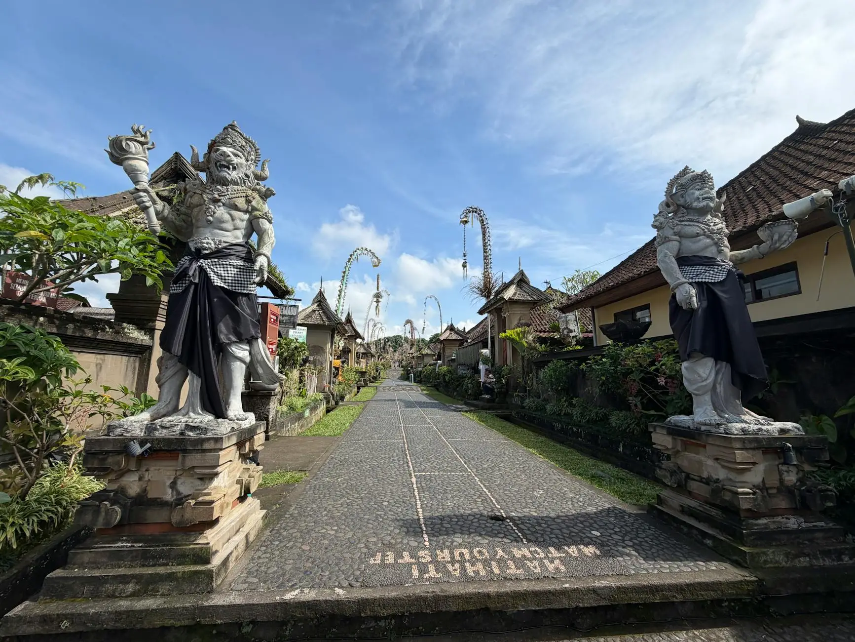 Gambar ilustrasi minyak kutus kutus asli dari Gianyar Bali yang terkenal memiliki khasiat menyembuhkan berbagai macam penyakit dan digunakan sebagai obat herbal alami sejak zaman dahulu