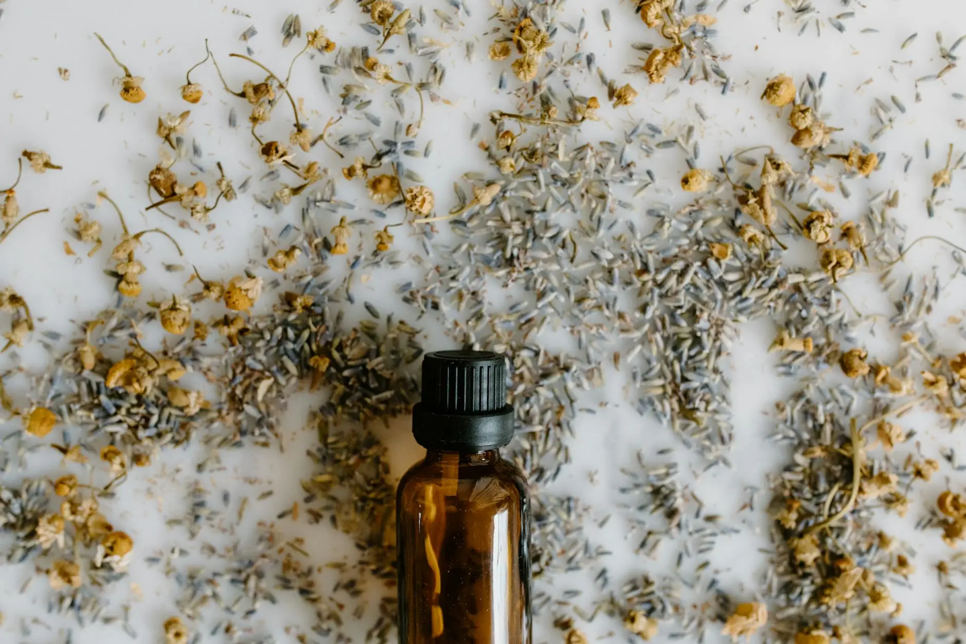 Gambar ilustrasi aromaterapi herbal yang menunjukkan efek positif pada kualitas tidur nyenyak dengan menggunakan minyak esensial alami dan tanaman herbal untuk meningkatkan keseimbangan tubuh dan pikiran.